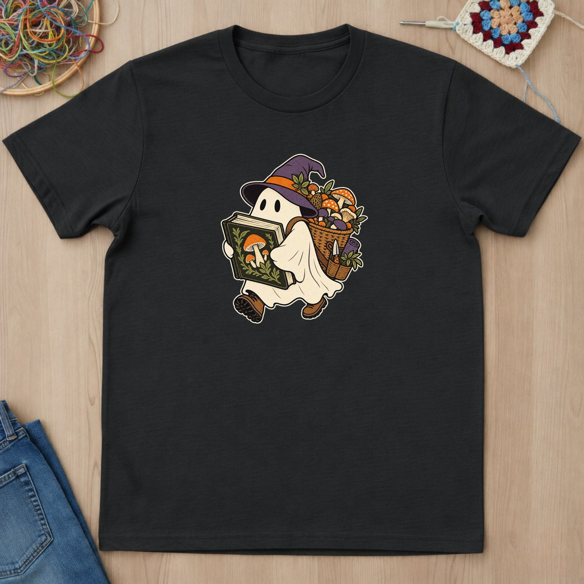 T-shirt noir présenté à plat