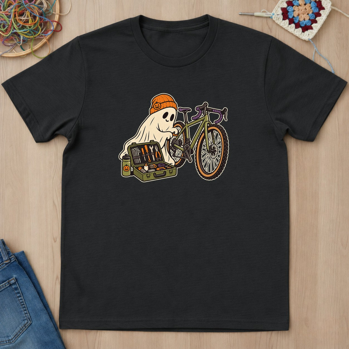 T-shirt noir présenté à plat