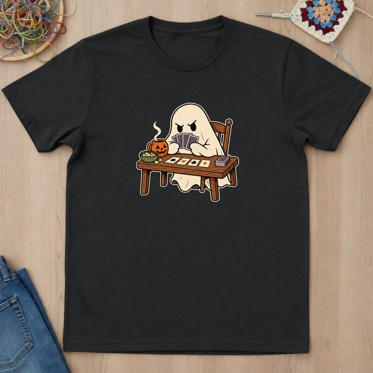 T-shirt noir présenté à plat