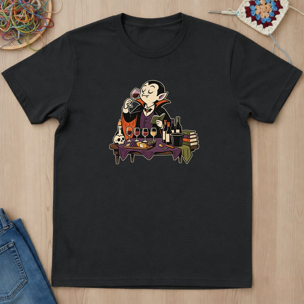 T-shirt noir présenté à plat