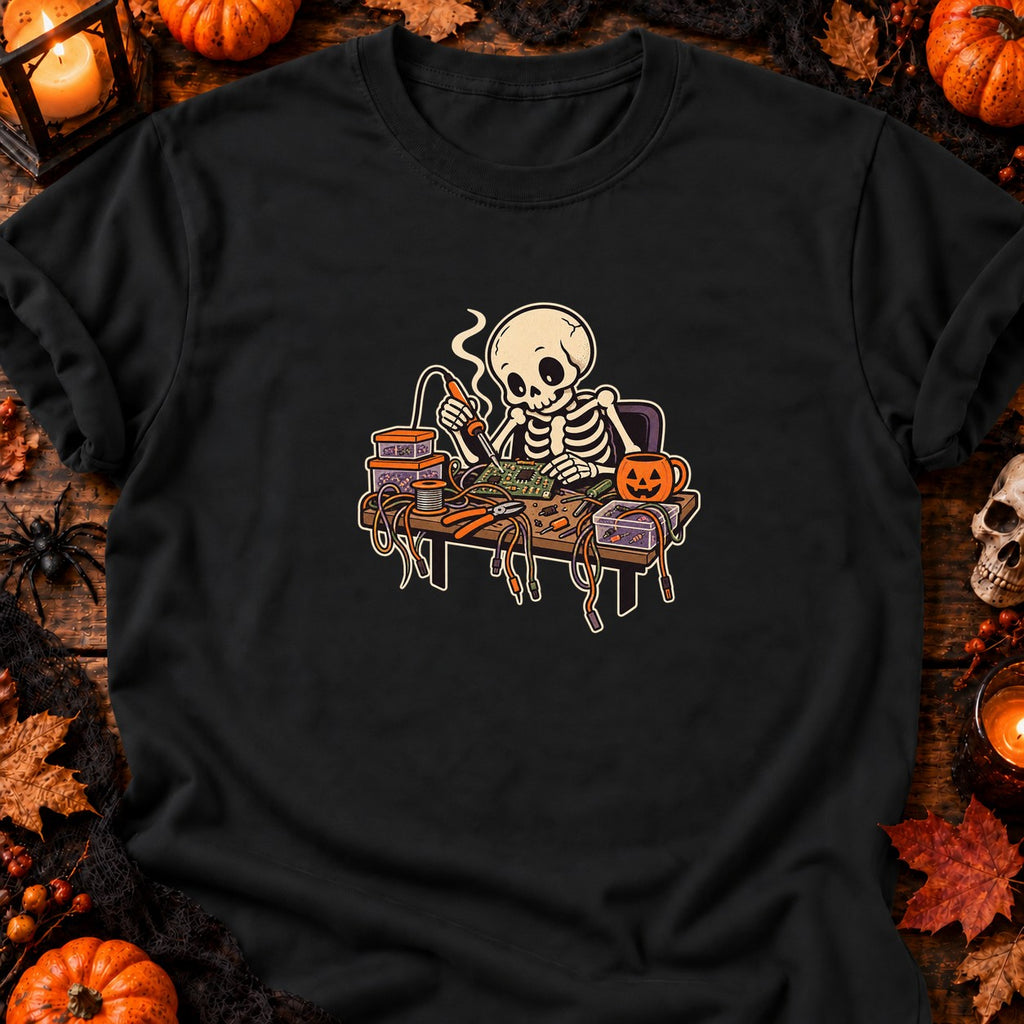 Squelette soudant un circuit — T-shirt noir