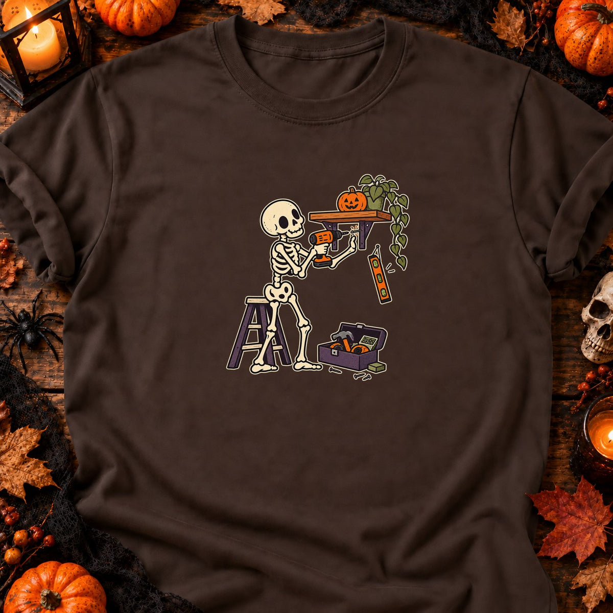Squelette bricoleur et étagère de travers — T-shirt chocolat