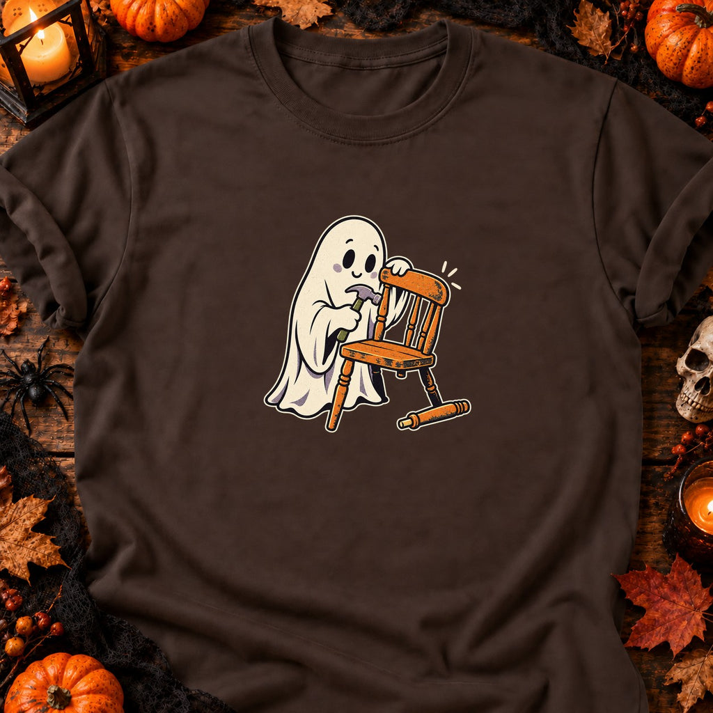 Fantôme bricoleur et chaise en réparation — T-shirt chocolat
