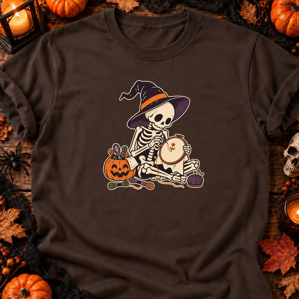 Squelette brodant une fleur — T-shirt chocolat