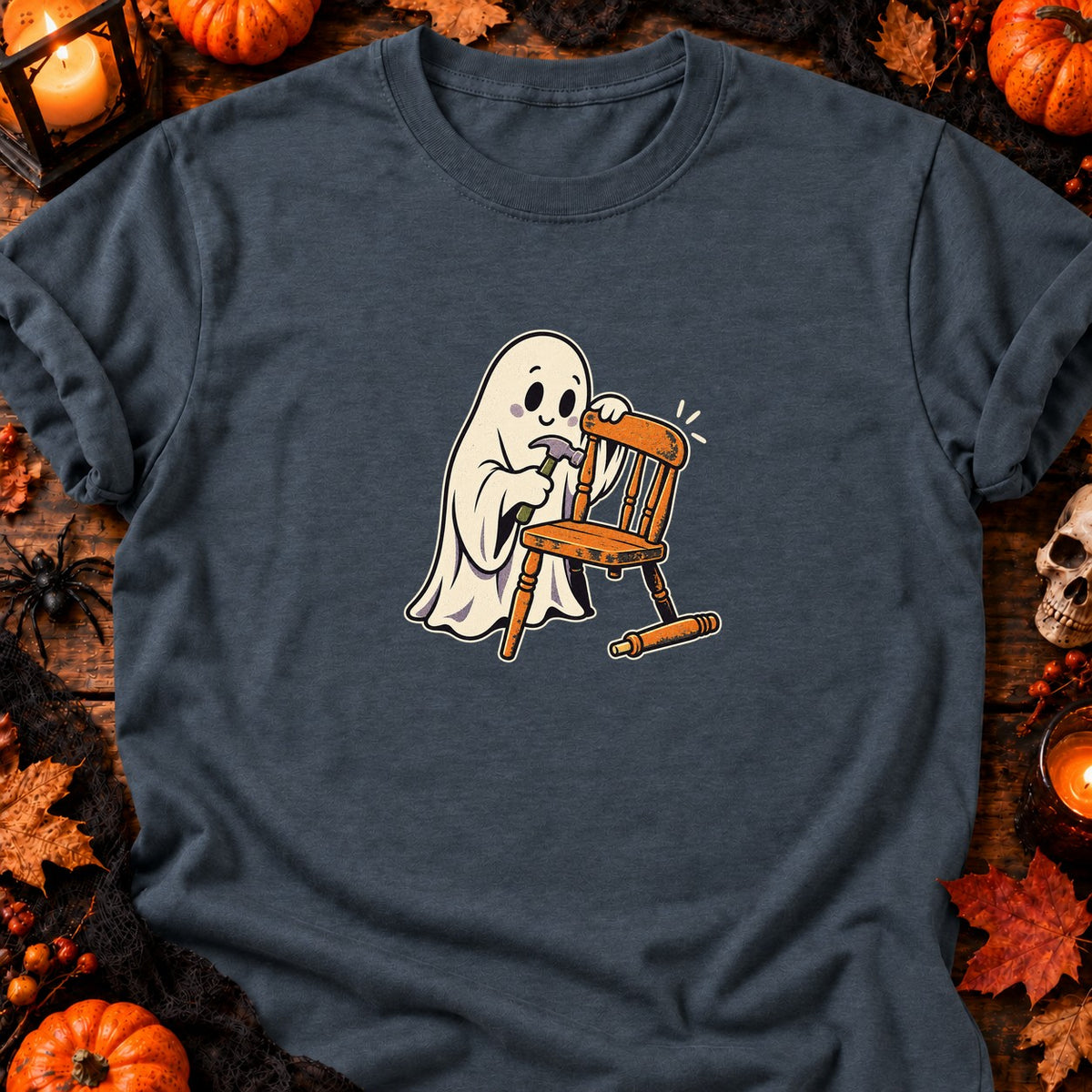 Fantôme bricoleur et chaise en réparation — T-shirt gris anthracite chiné