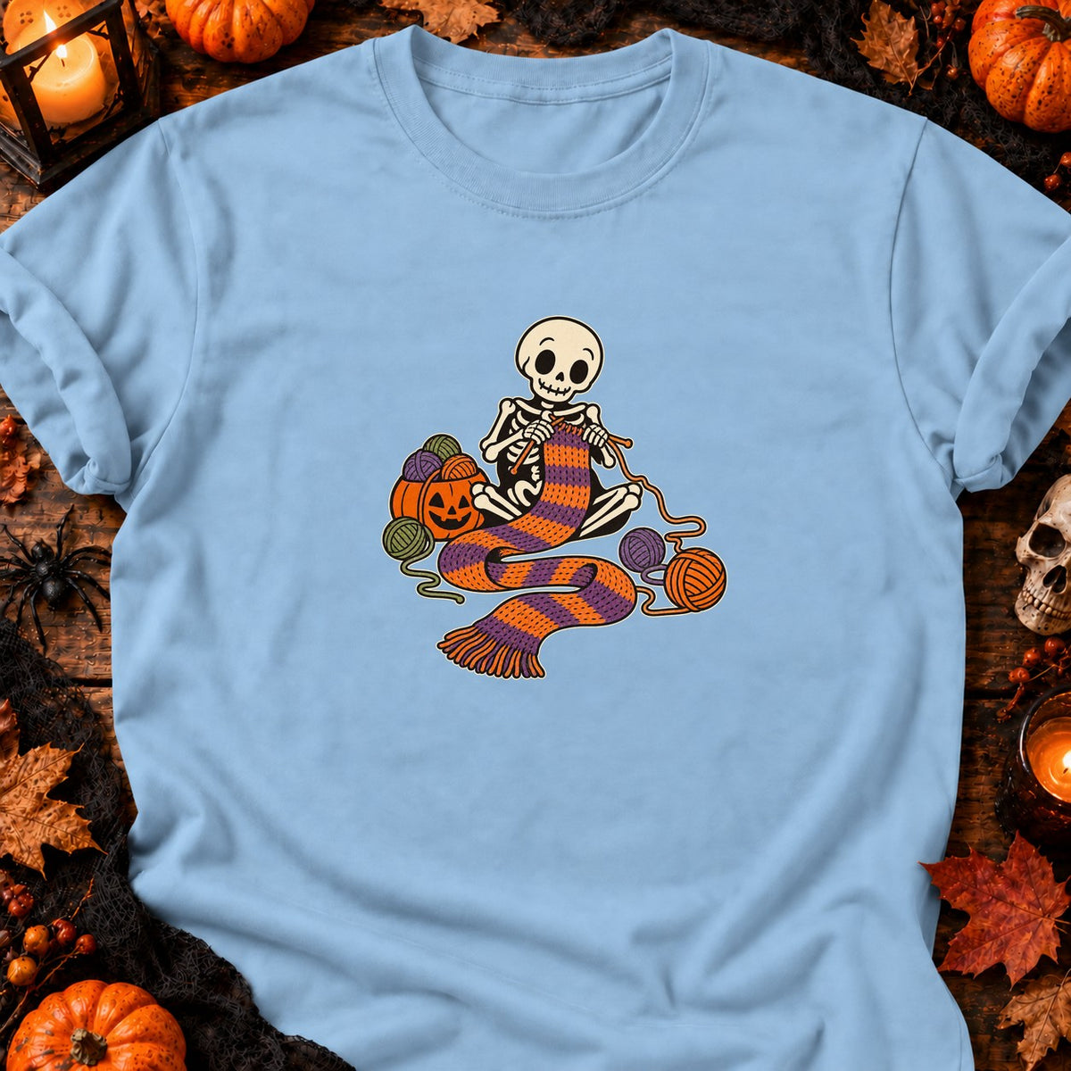 Squelette tricoteur d’Halloween — T-shirt bleu clair