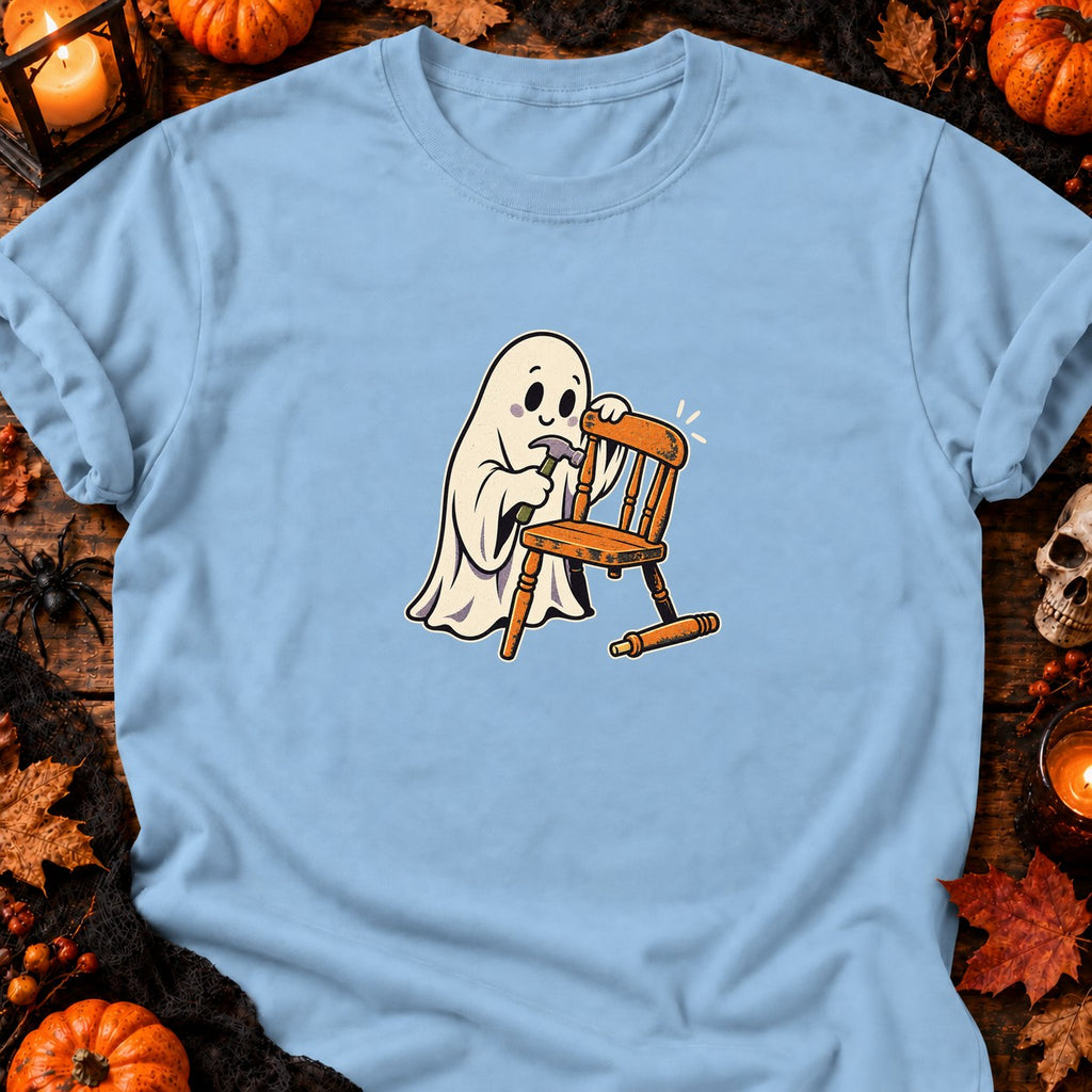 Fantôme bricoleur et chaise en réparation — T-shirt bleu clair