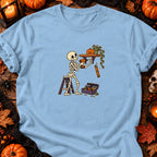 Squelette bricoleur et étagère de travers — T-shirt bleu clair