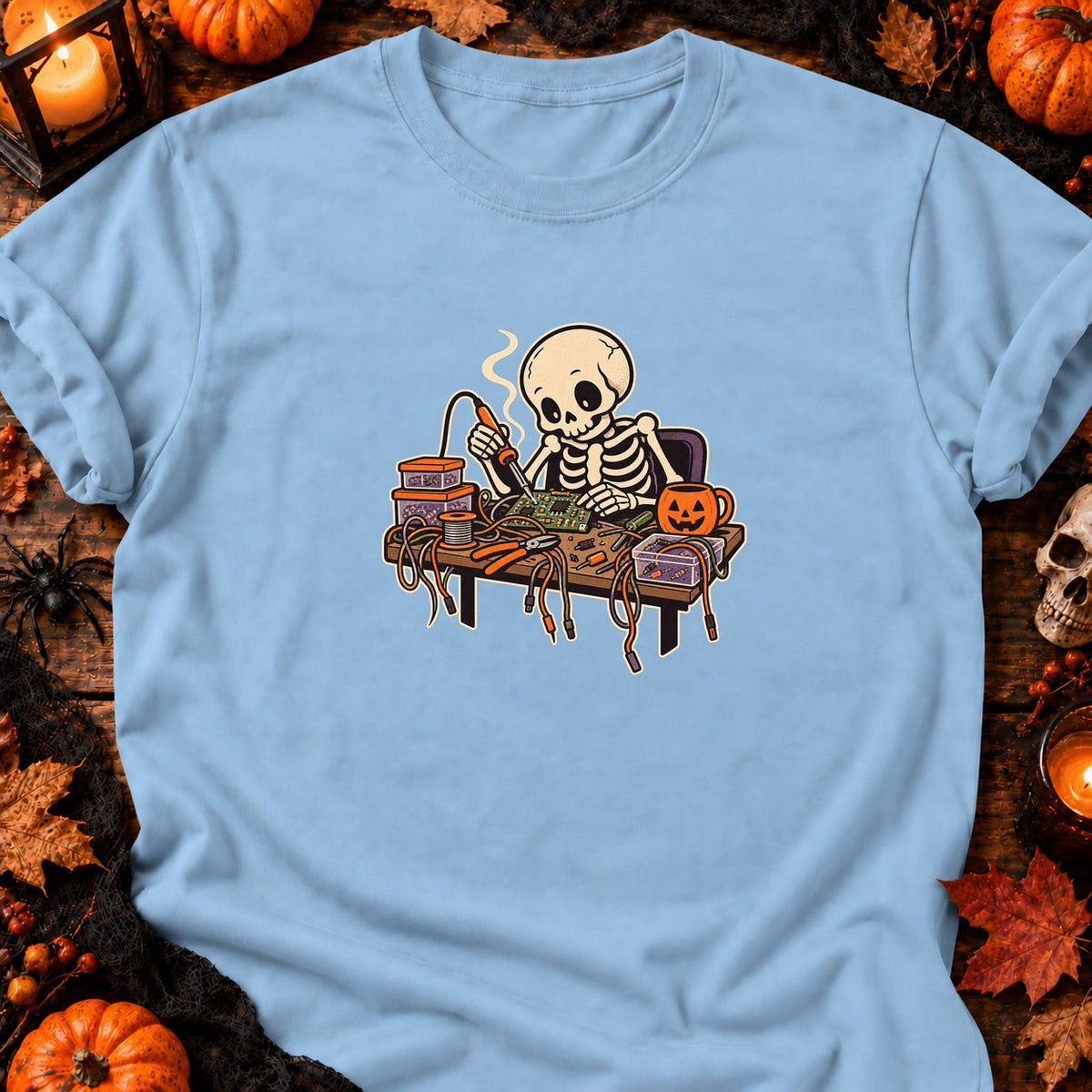 Squelette soudant un circuit — T-shirt bleu clair
