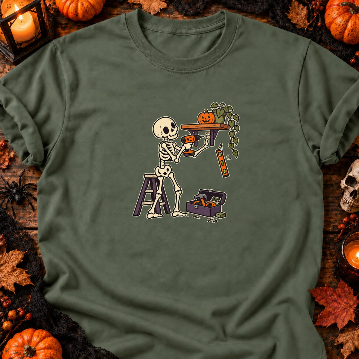 Squelette bricoleur et étagère de travers — T-shirt vert militaire
