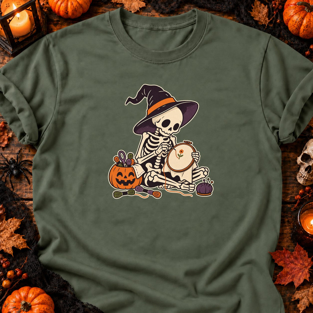 Squelette brodant une fleur — T-shirt vert militaire