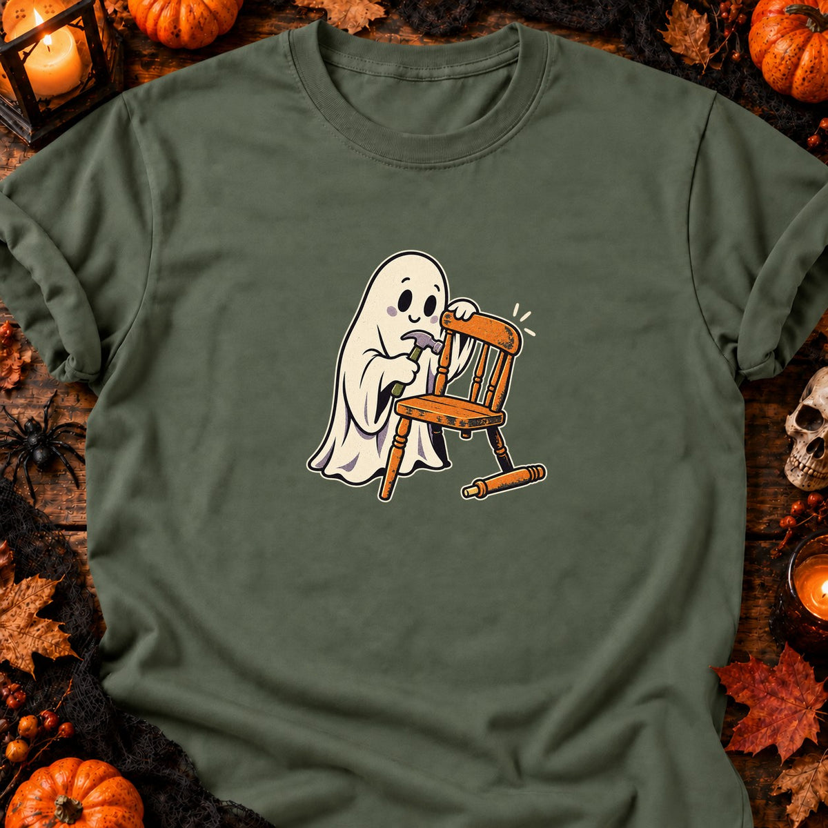 Fantôme bricoleur et chaise en réparation — T-shirt vert militaire
