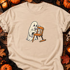 Fantôme bricoleur et chaise en réparation — T-shirt naturel