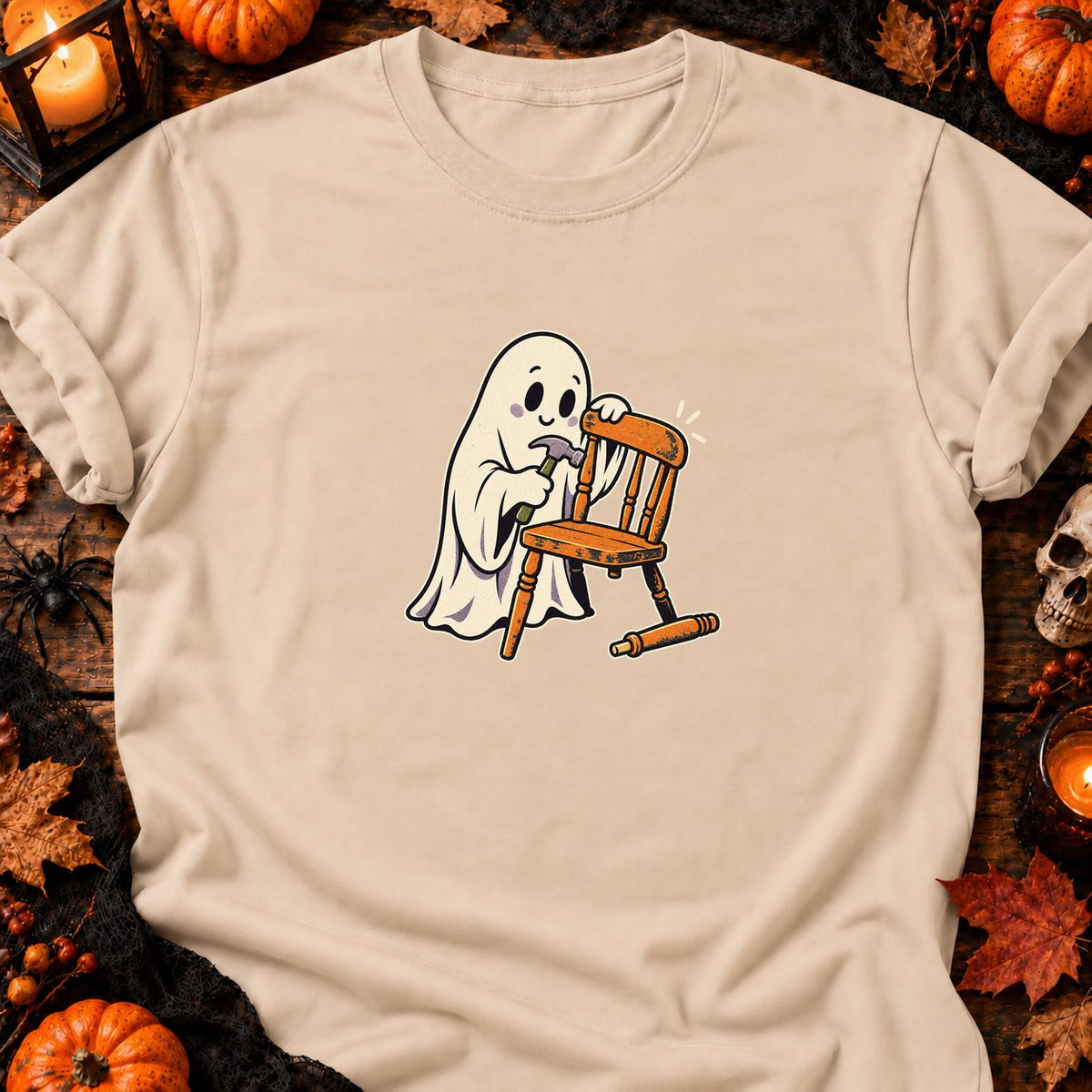 Fantôme bricoleur et chaise en réparation — T-shirt naturel