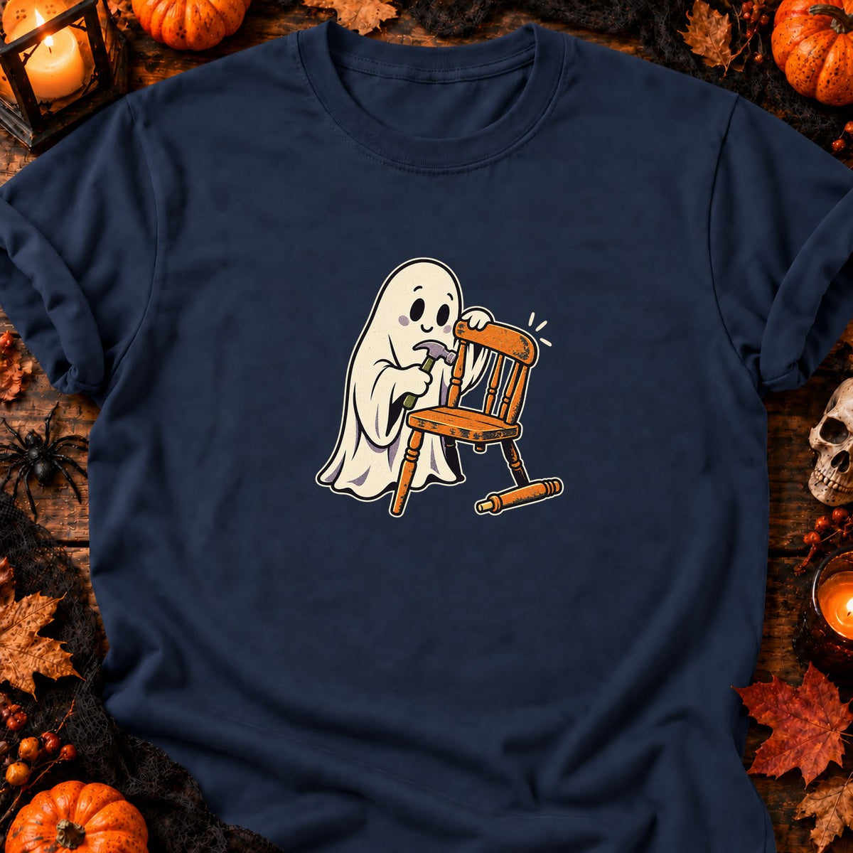 Fantôme bricoleur et chaise en réparation — T-shirt bleu marine