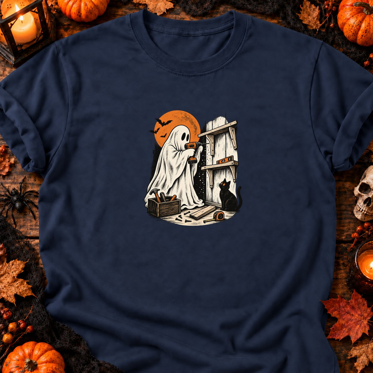 Fantôme bricoleur et étagère inachevée — T-shirt bleu marine