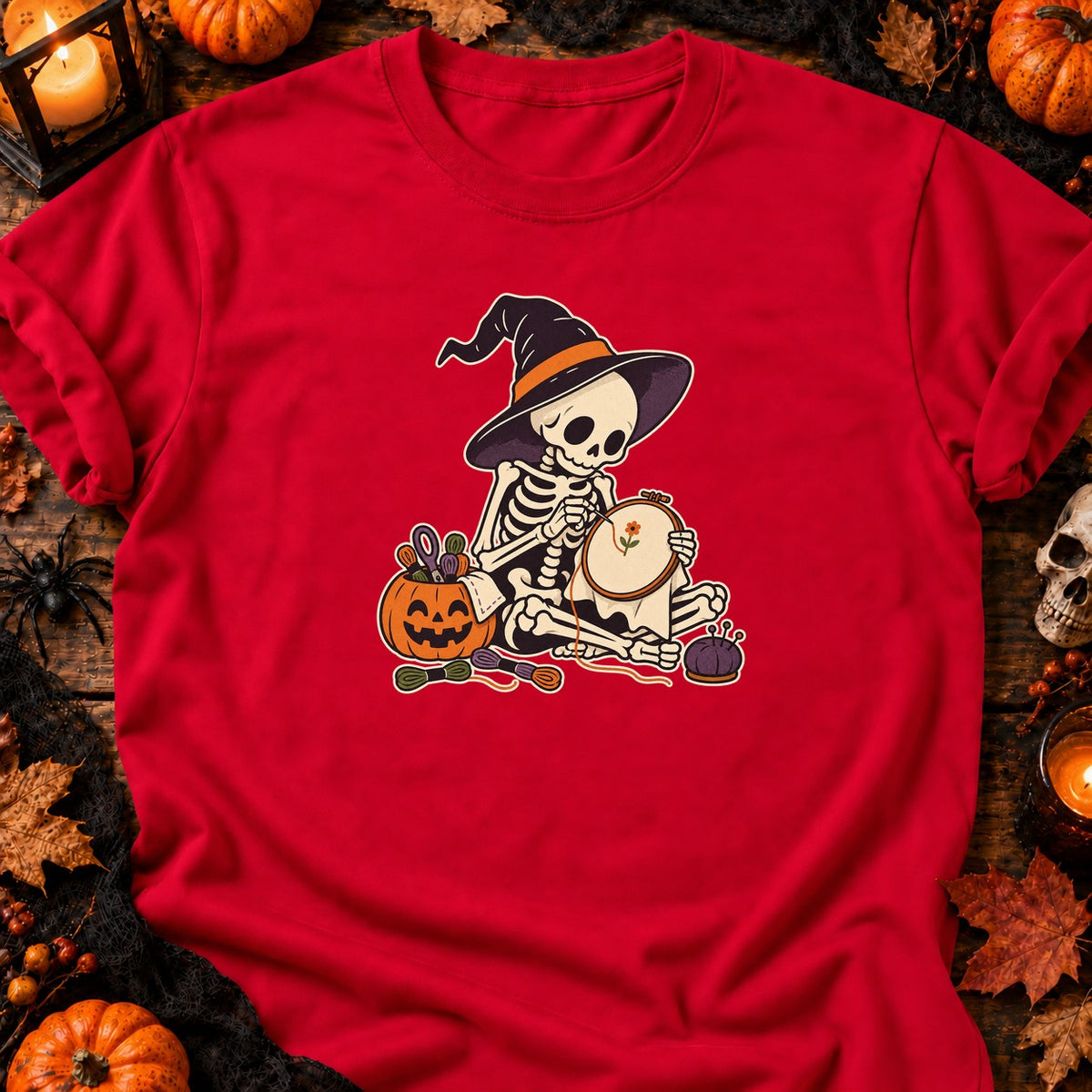 Squelette brodant une fleur — T-shirt rouge