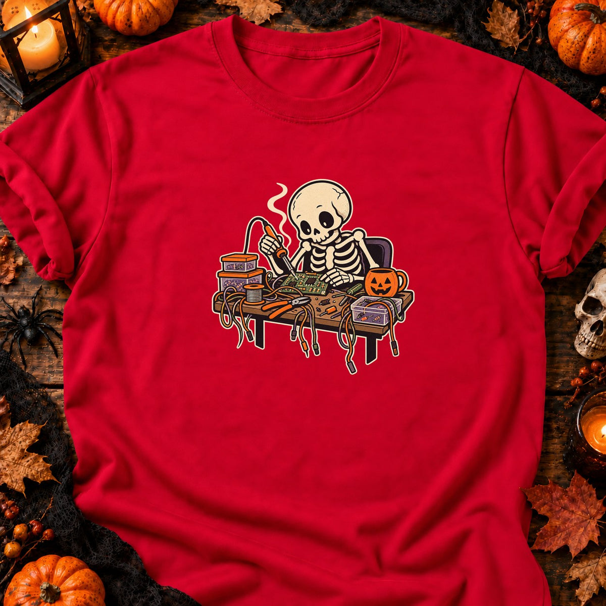 Squelette soudant un circuit — T-shirt rouge