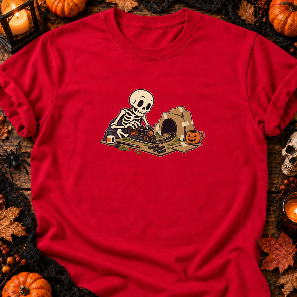 Squelette et train miniature — T-shirt rouge