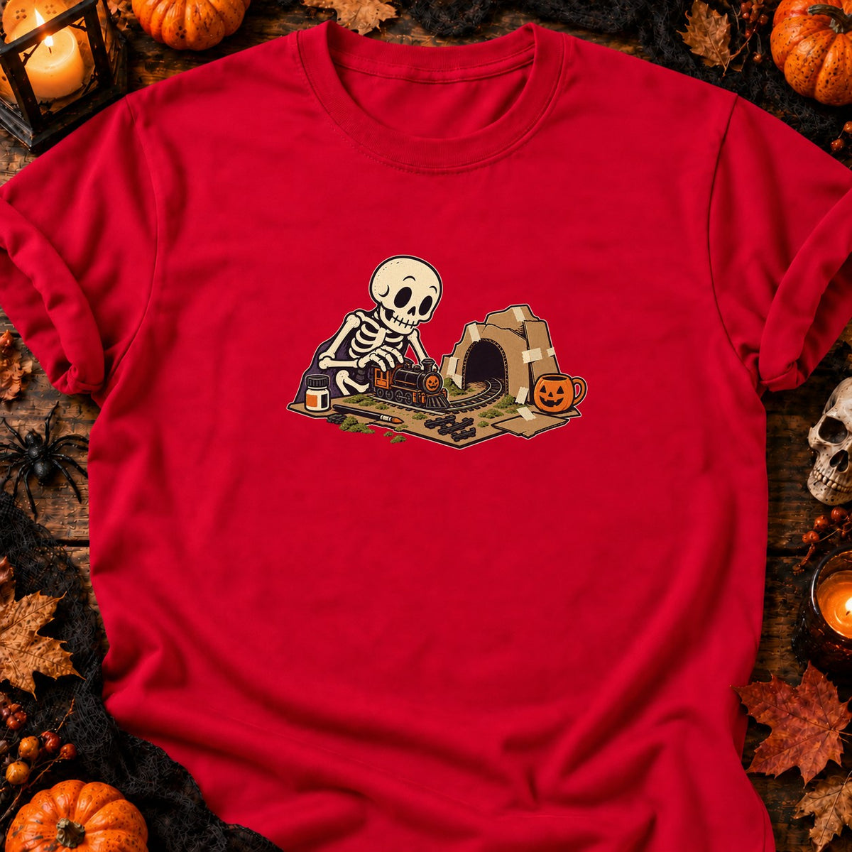 Squelette et train miniature — T-shirt rouge