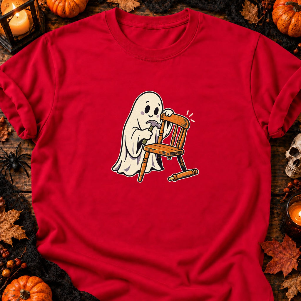 Fantôme bricoleur et chaise en réparation — T-shirt rouge