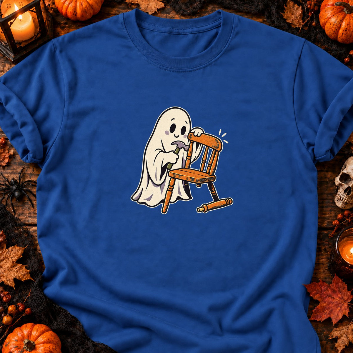 Fantôme bricoleur et chaise en réparation — T-shirt bleu roi