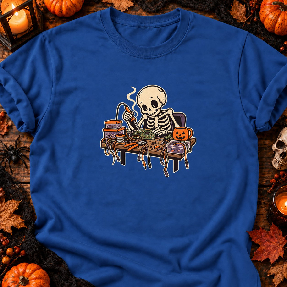 Squelette soudant un circuit — T-shirt bleu roi