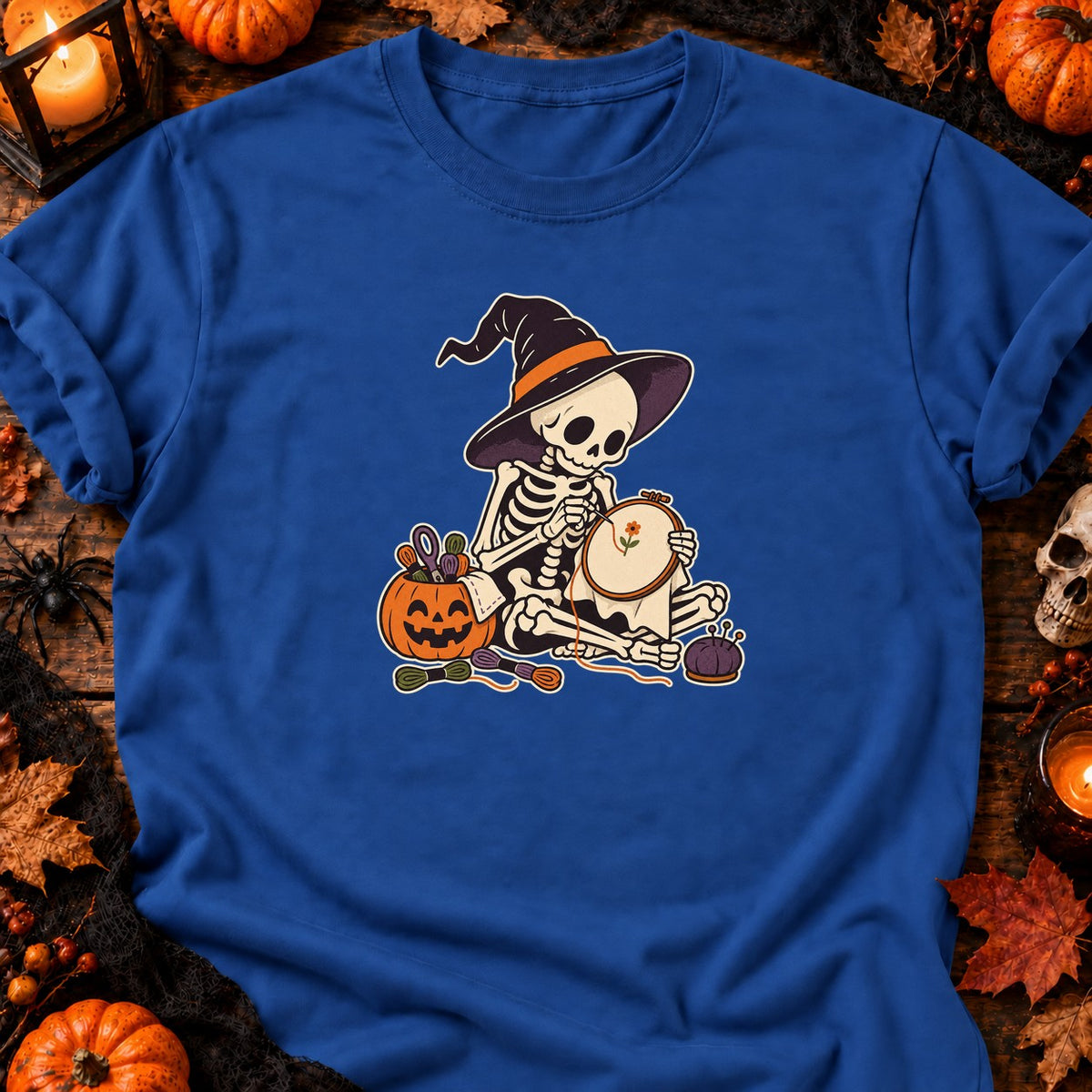 Squelette brodant une fleur — T-shirt bleu roi