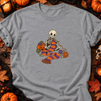 Squelette tricoteur d’Halloween — T-shirt gris chiné