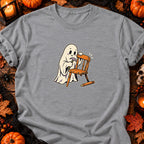 Fantôme bricoleur et chaise en réparation — T-shirt gris chiné