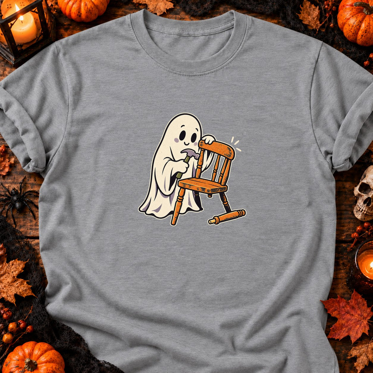 Fantôme bricoleur et chaise en réparation — T-shirt gris chiné