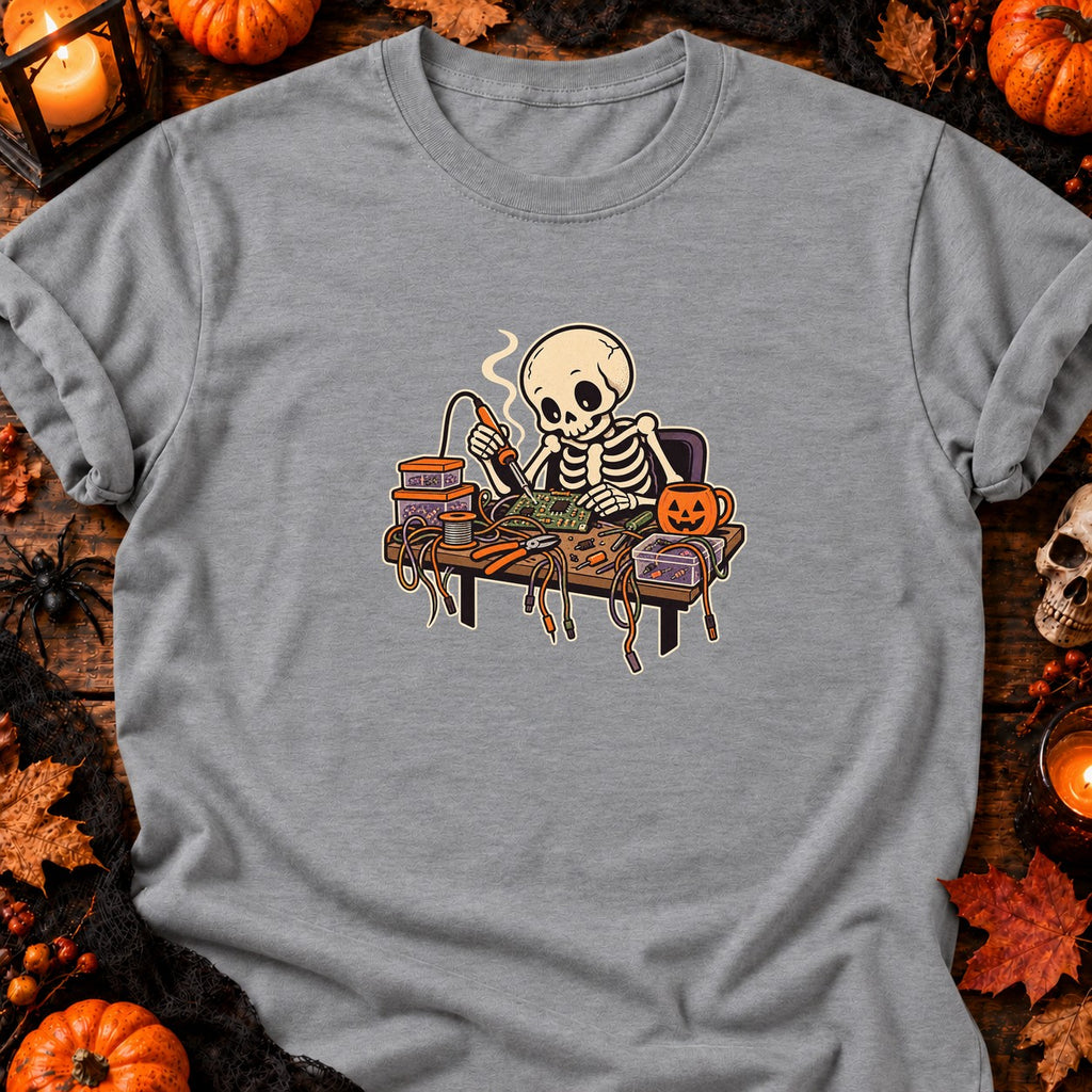 Squelette soudant un circuit — T-shirt gris chiné