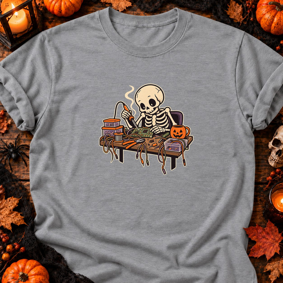 Squelette soudant un circuit — T-shirt gris chiné
