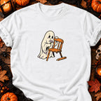 Fantôme bricoleur et chaise en réparation — T-shirt blanc