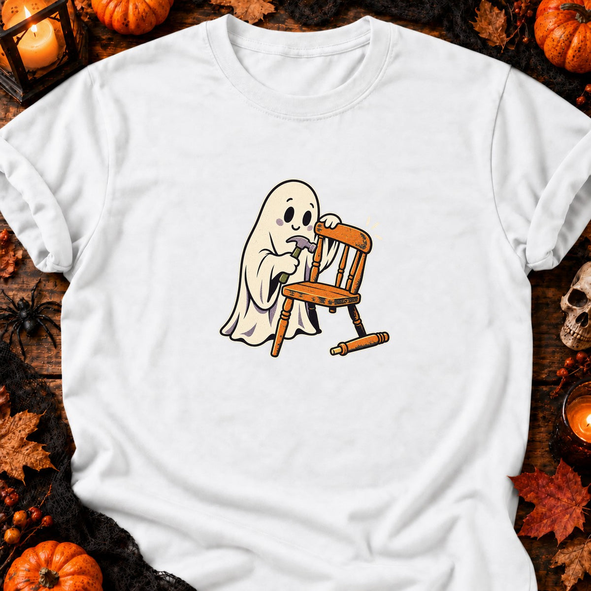 Fantôme bricoleur et chaise en réparation — T-shirt blanc
