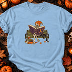 T-shirt Squelette lecteur sur banc parc, coloris bleu clair