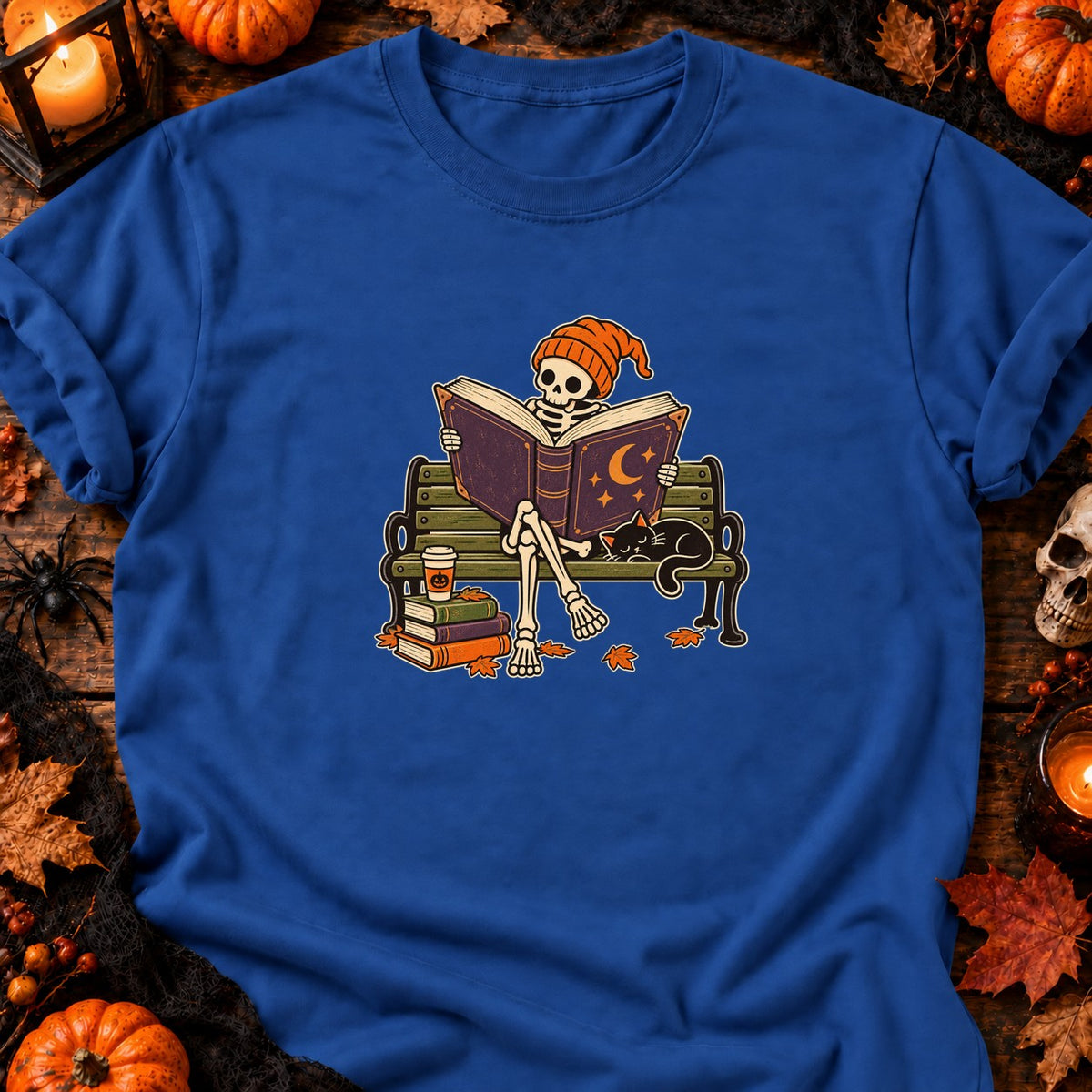 T-shirt Squelette lecteur sur banc parc, coloris bleu roi