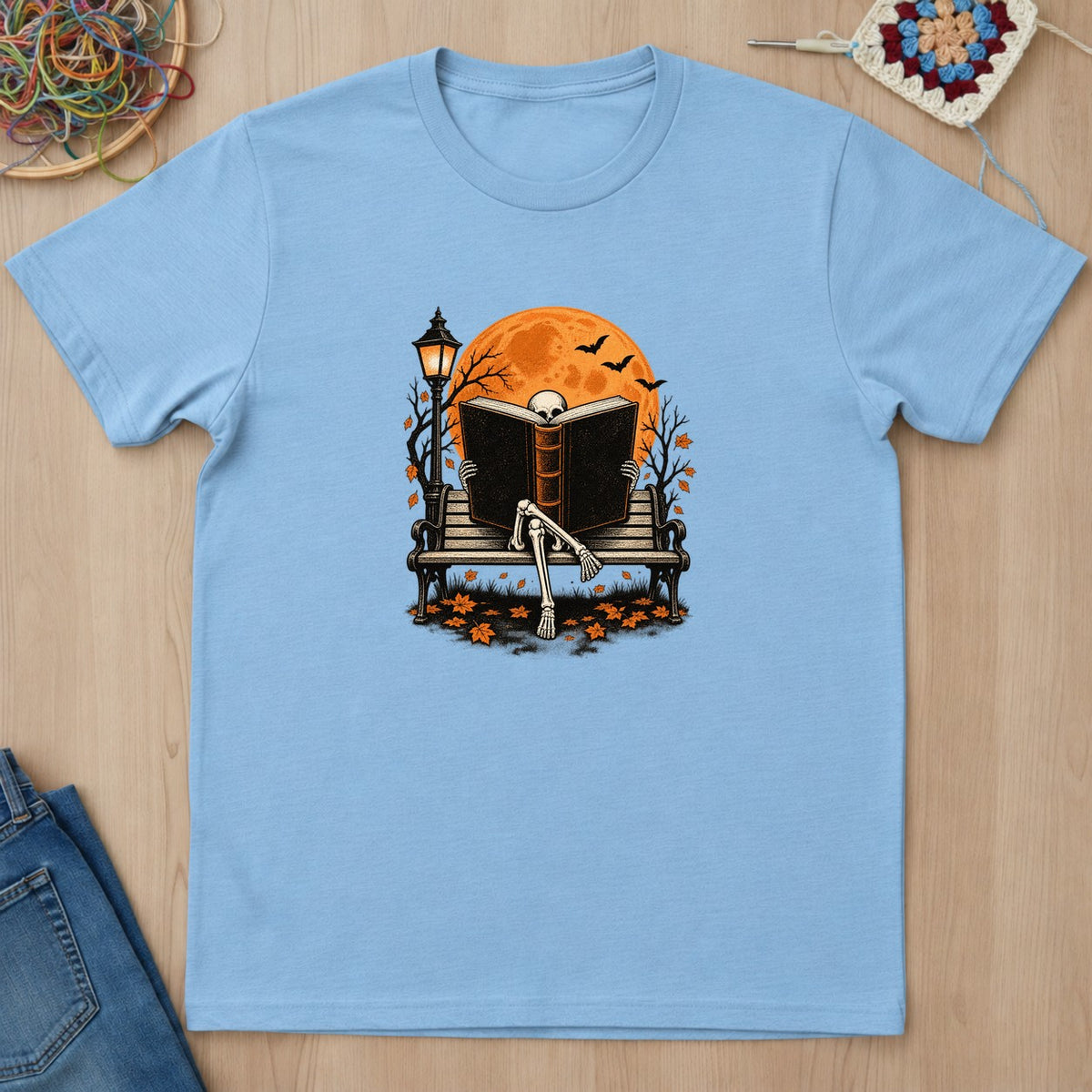 T-shirt bleu clair présenté à plat