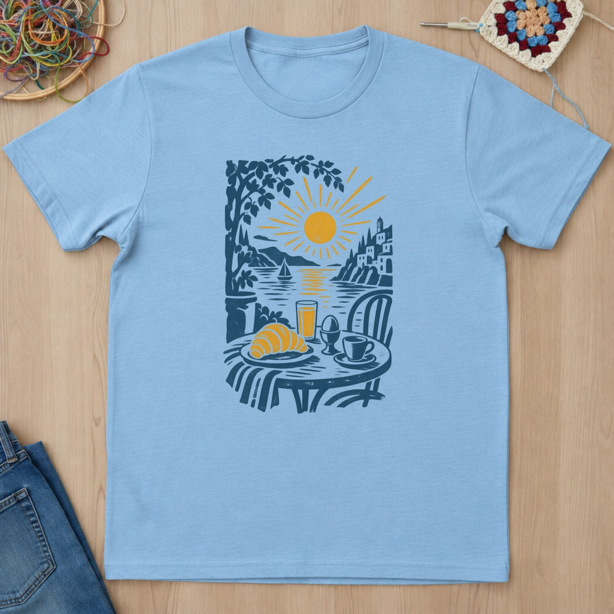 T-shirt bleu clair présenté à plat