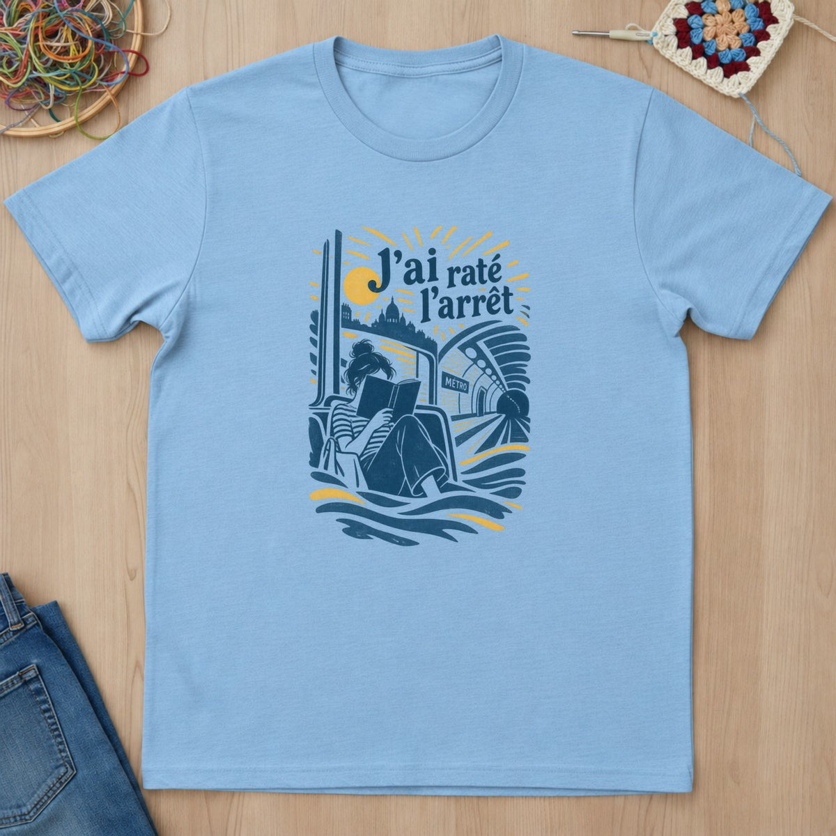 T-shirt bleu clair présenté à plat