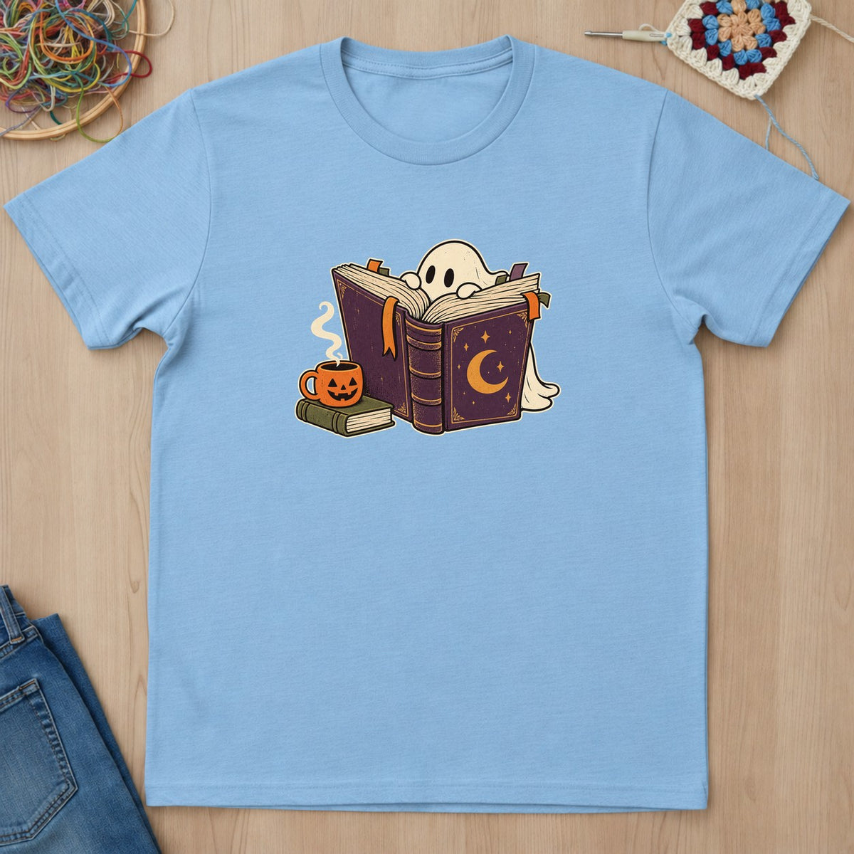 T-shirt bleu clair présenté à plat