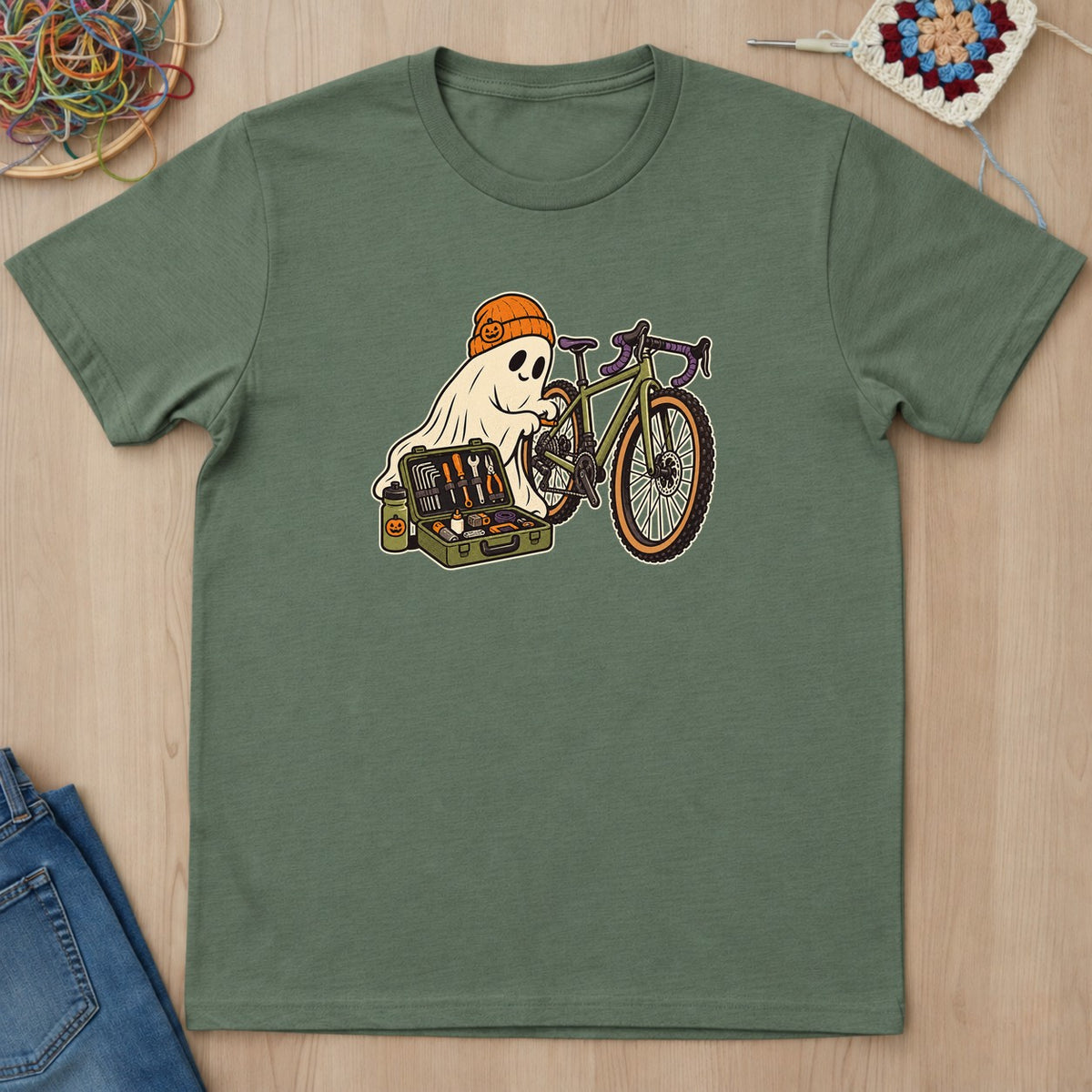 T-shirt vert militaire présenté à plat