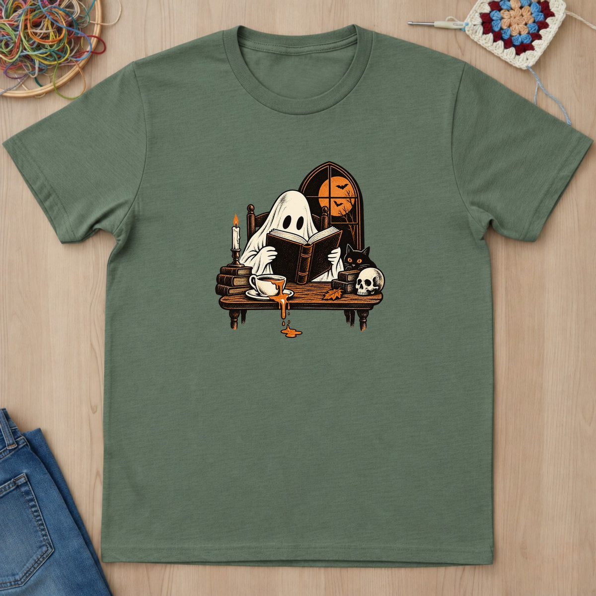 T-shirt vert militaire présenté à plat