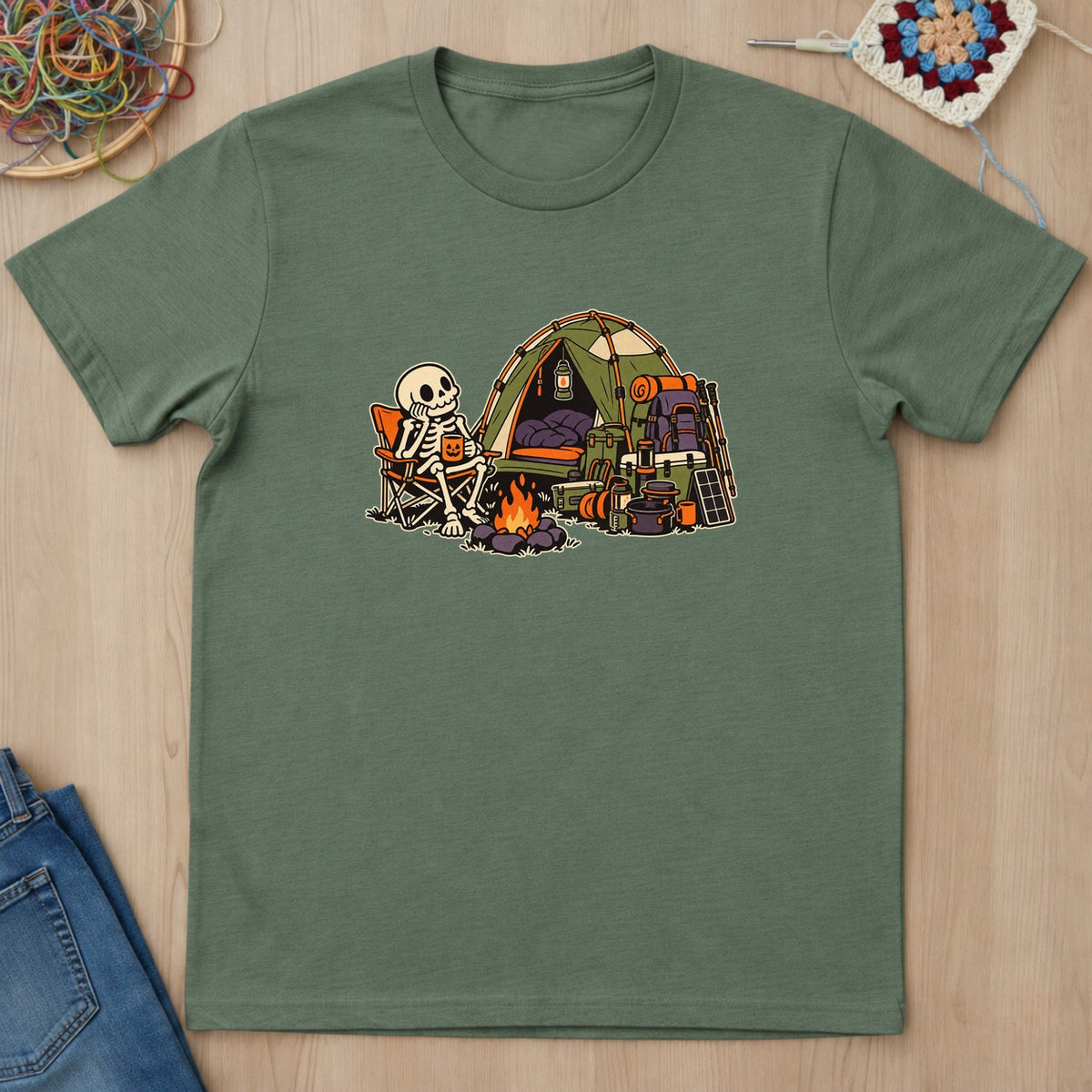 T-shirt vert militaire présenté à plat