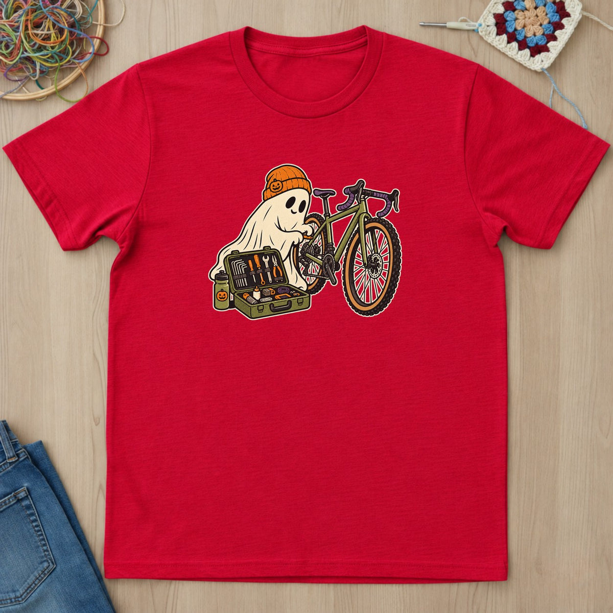 T-shirt rouge présenté à plat