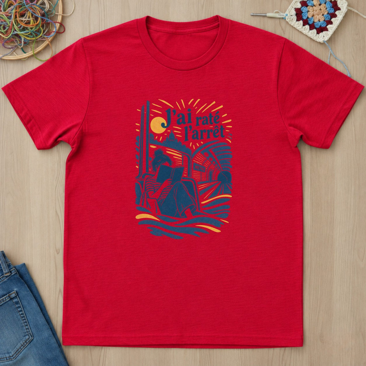 T-shirt rouge présenté à plat