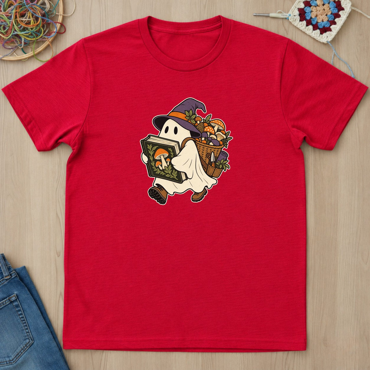 T-shirt rouge présenté à plat