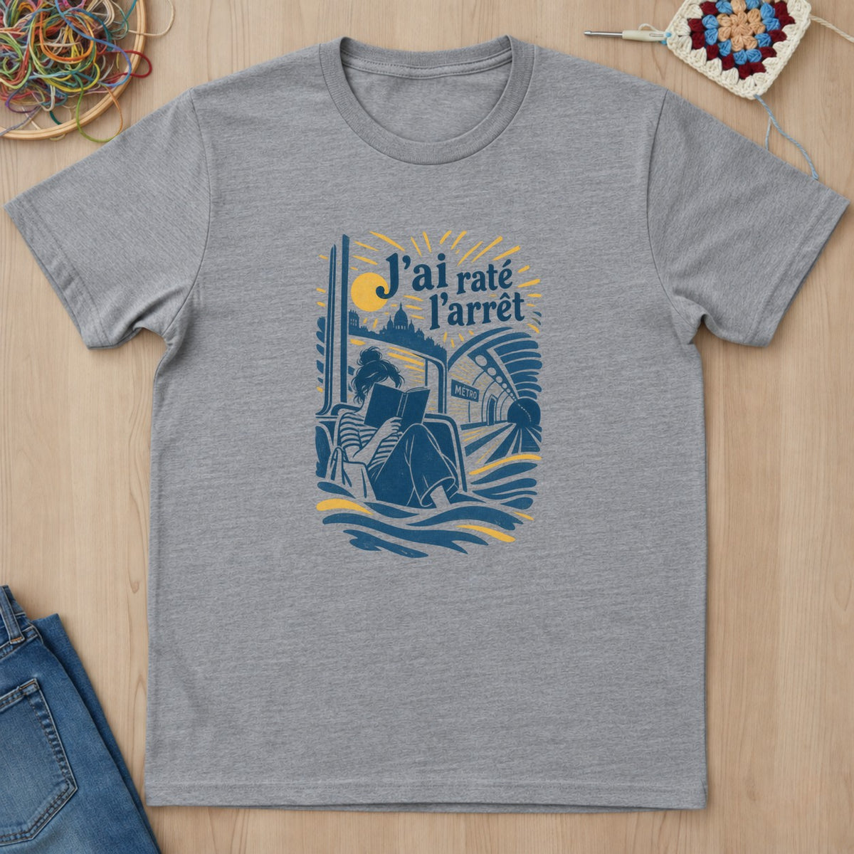 T-shirt gris sport présenté à plat