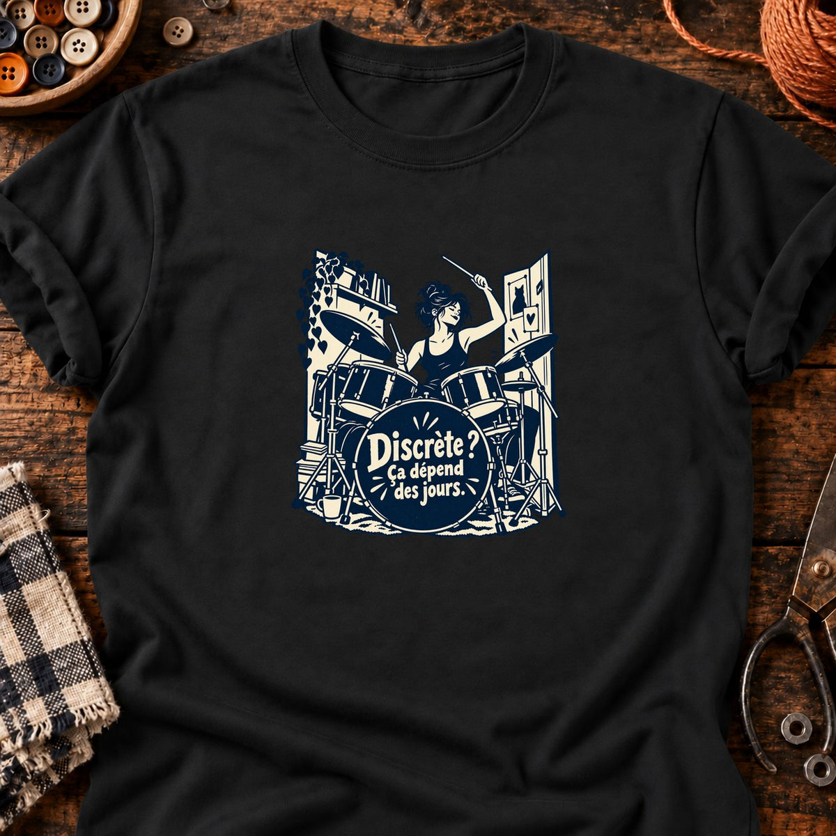 Batteuse dans une toute petite pièce — T-shirt noir