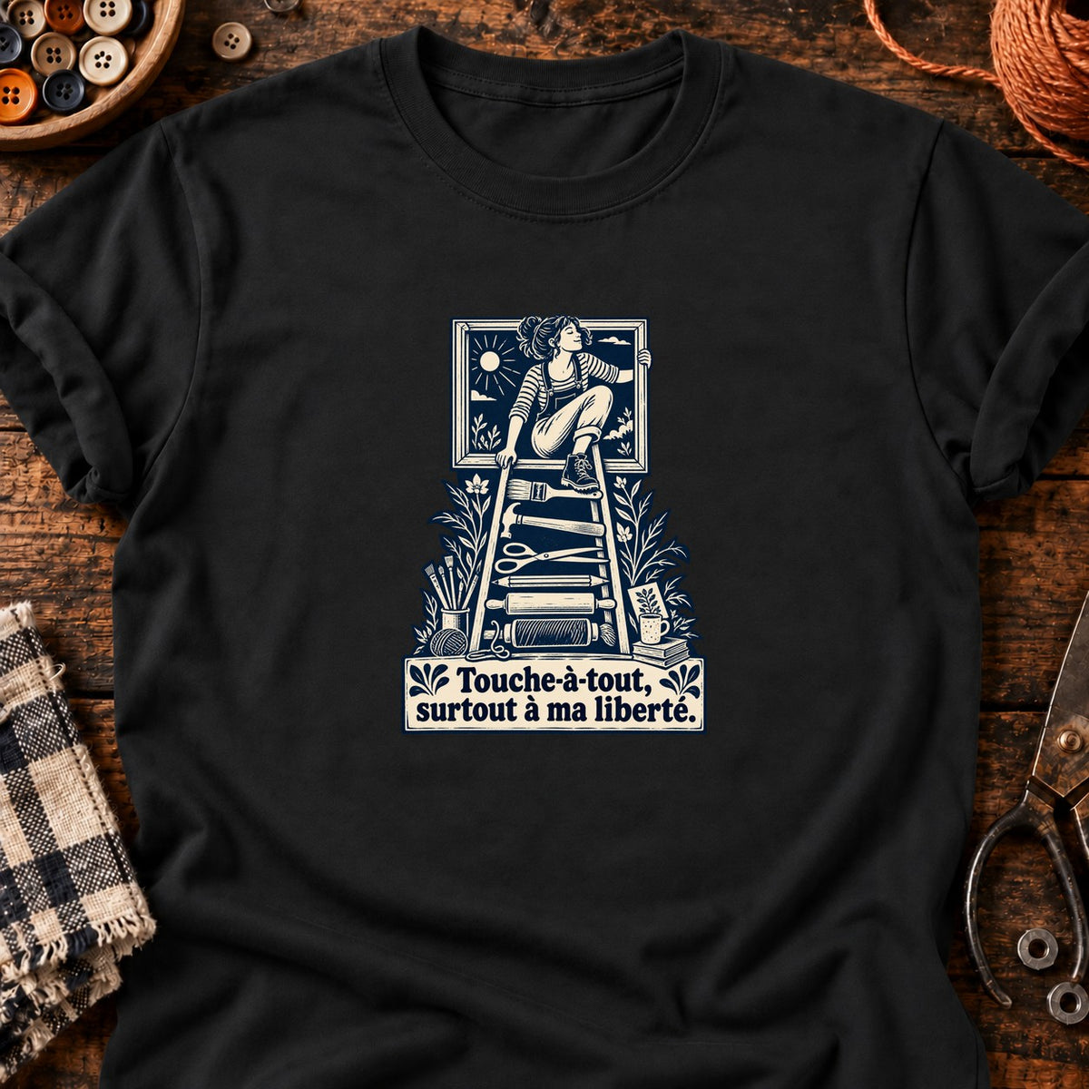 Femme libre sur échelle d’outils — T-shirt noir
